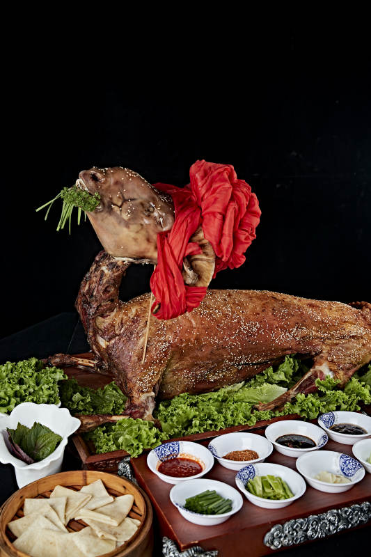 传统馕坑脆皮烤全羊图片