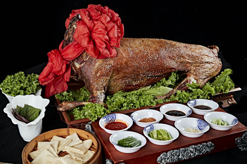 传统馕坑脆皮烤全羊图片