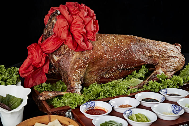 传统馕坑脆皮烤全羊图片