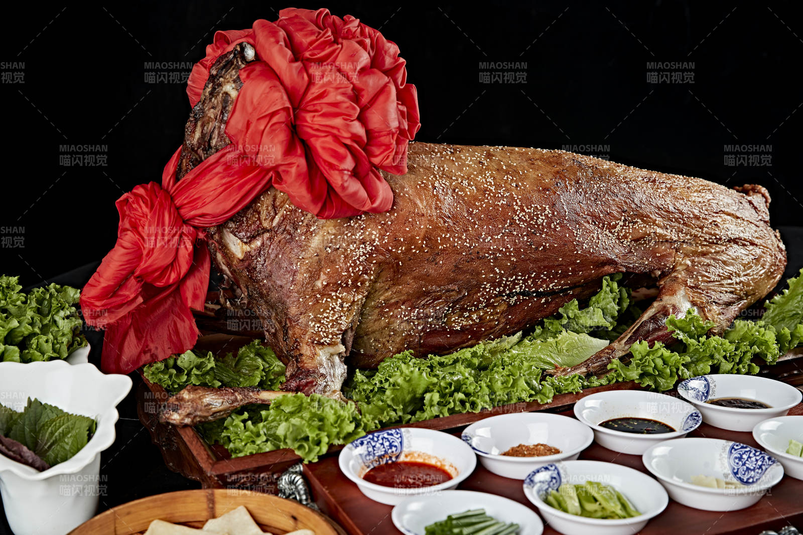 传统馕坑脆皮烤全羊图片