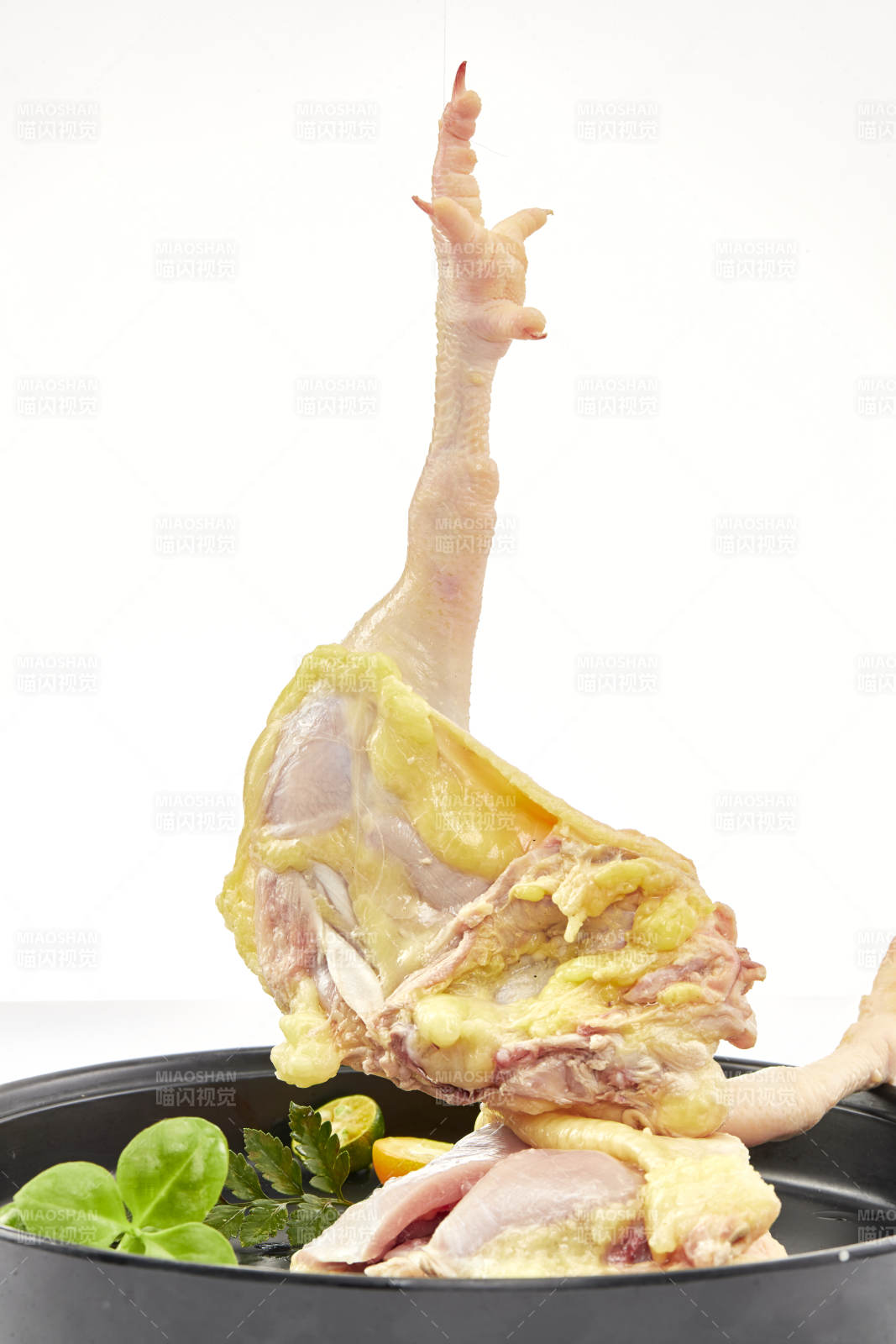 摆放在白色背景上分切好的生鲜鸡腿图片