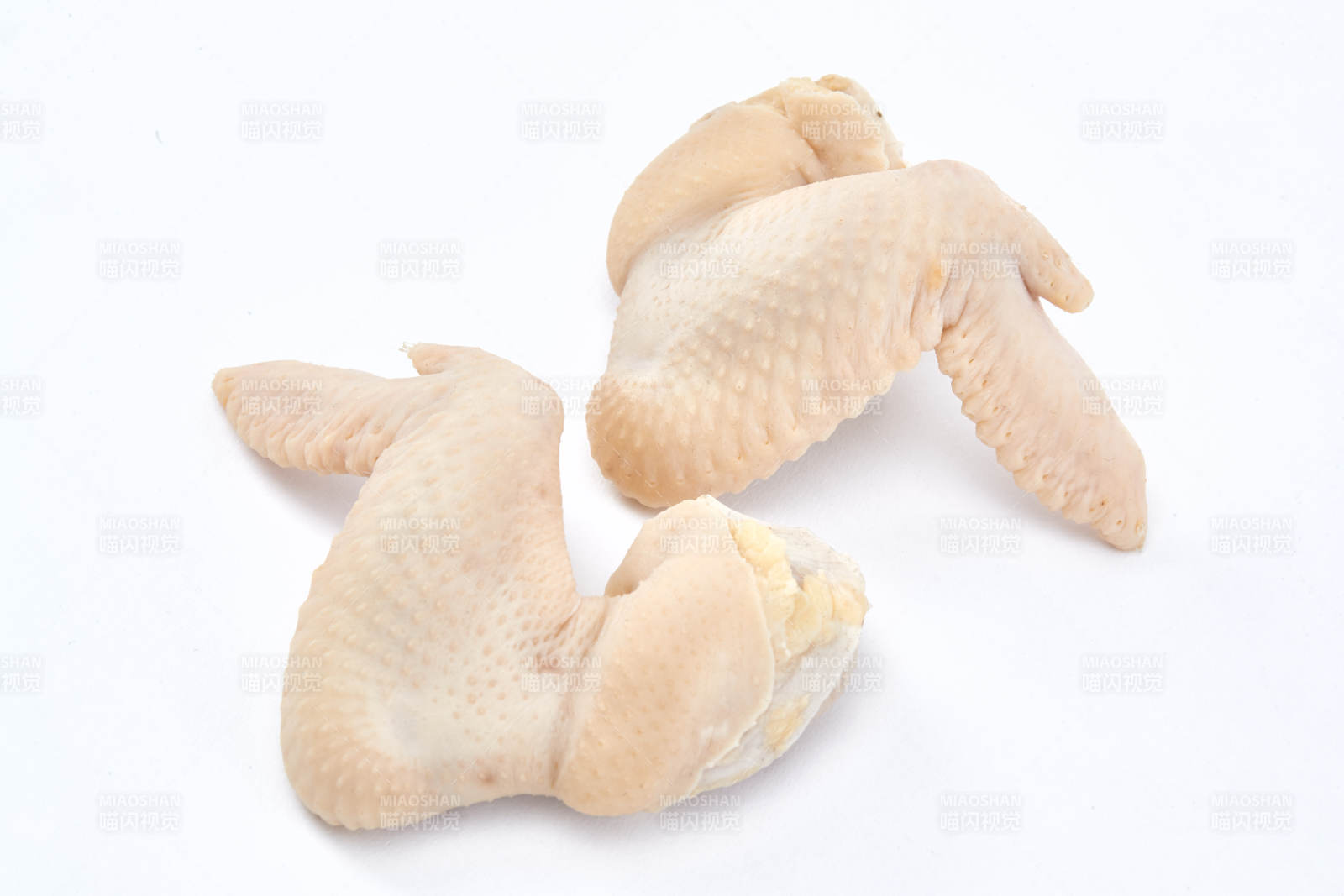 摆放在白色背景上分切好的生鲜鸡腿图片