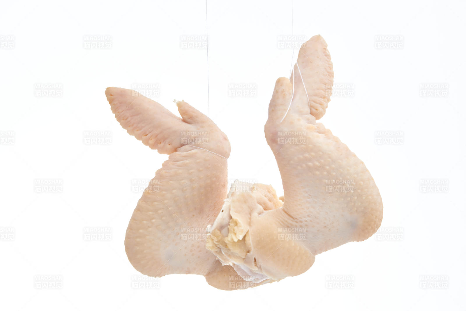 摆放在白色背景上分切好的生鲜鸡腿图片