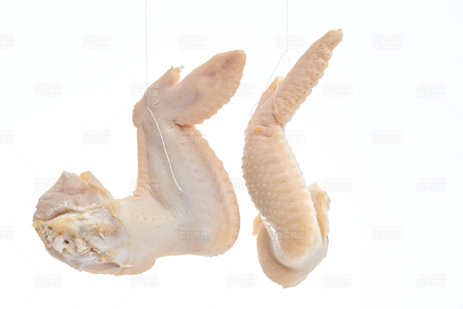 摆放在白色背景上分切好的生鲜鸡腿图片