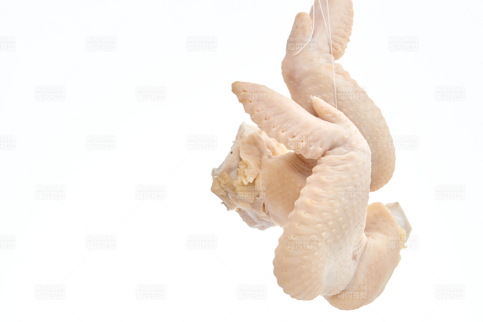 摆放在白色背景上分切好的生鲜鸡腿图片