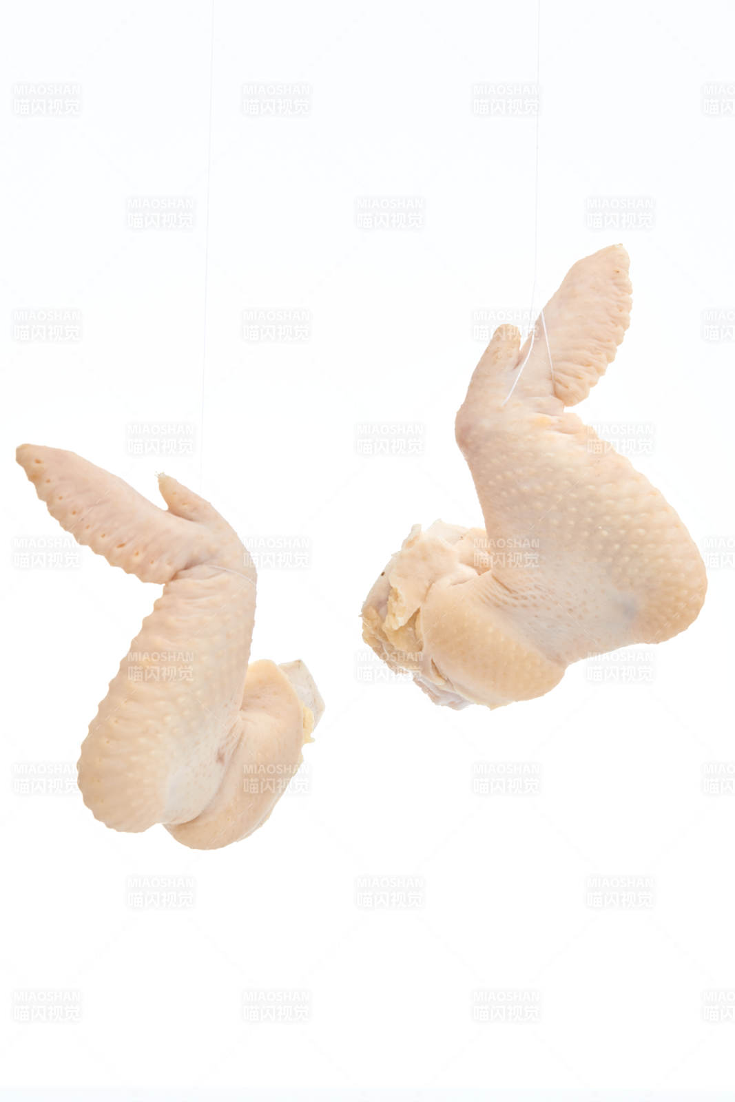 摆放在白色背景上分切好的生鲜鸡腿图片