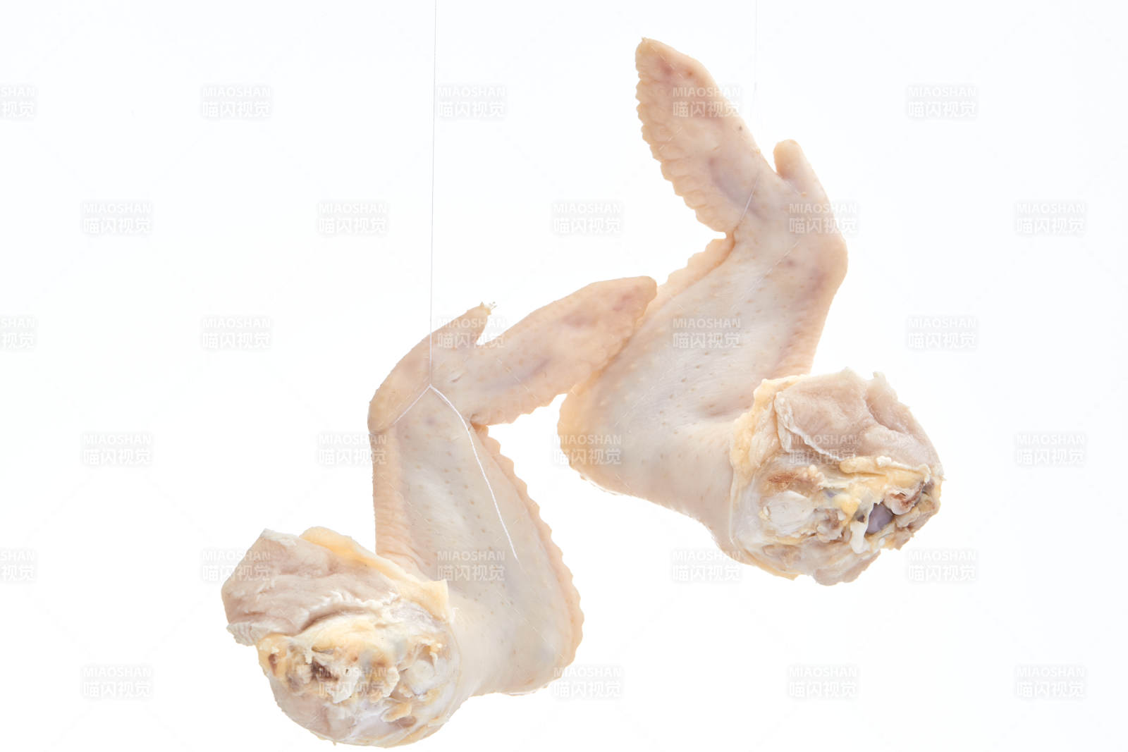 摆放在白色背景上分切好的生鲜鸡腿图片