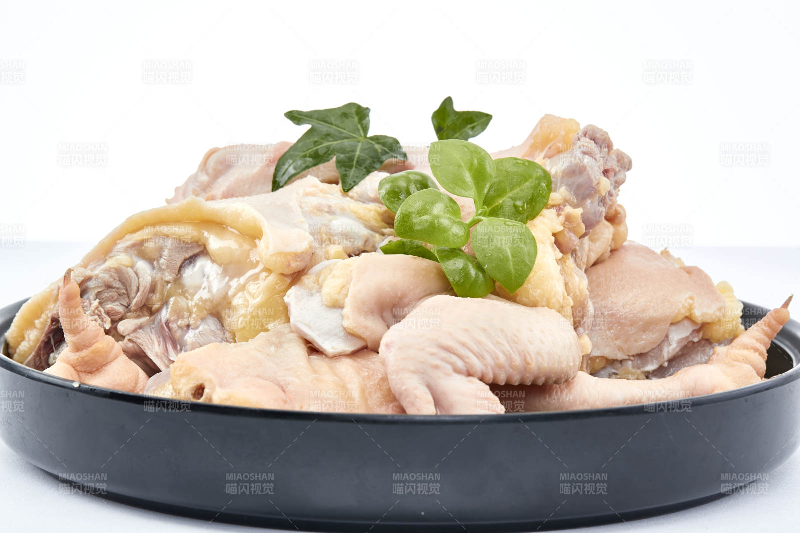 摆放在白色背景上分切好的生鲜鸡腿图片