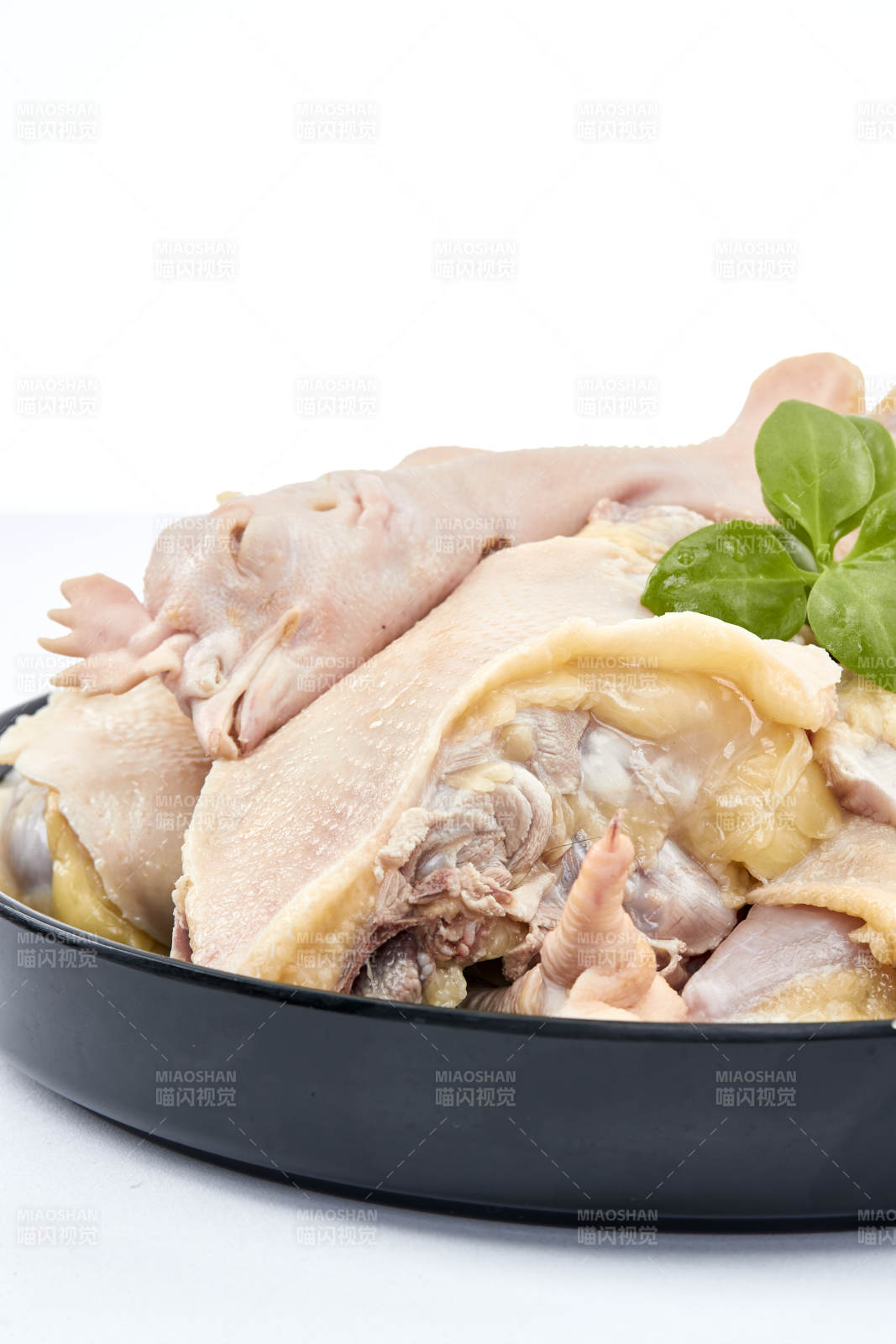 摆放在白色背景上分切好的生鲜鸡腿图片
