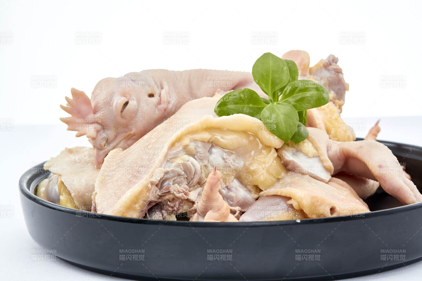 摆放在白色背景上分切好的生鲜鸡腿图片