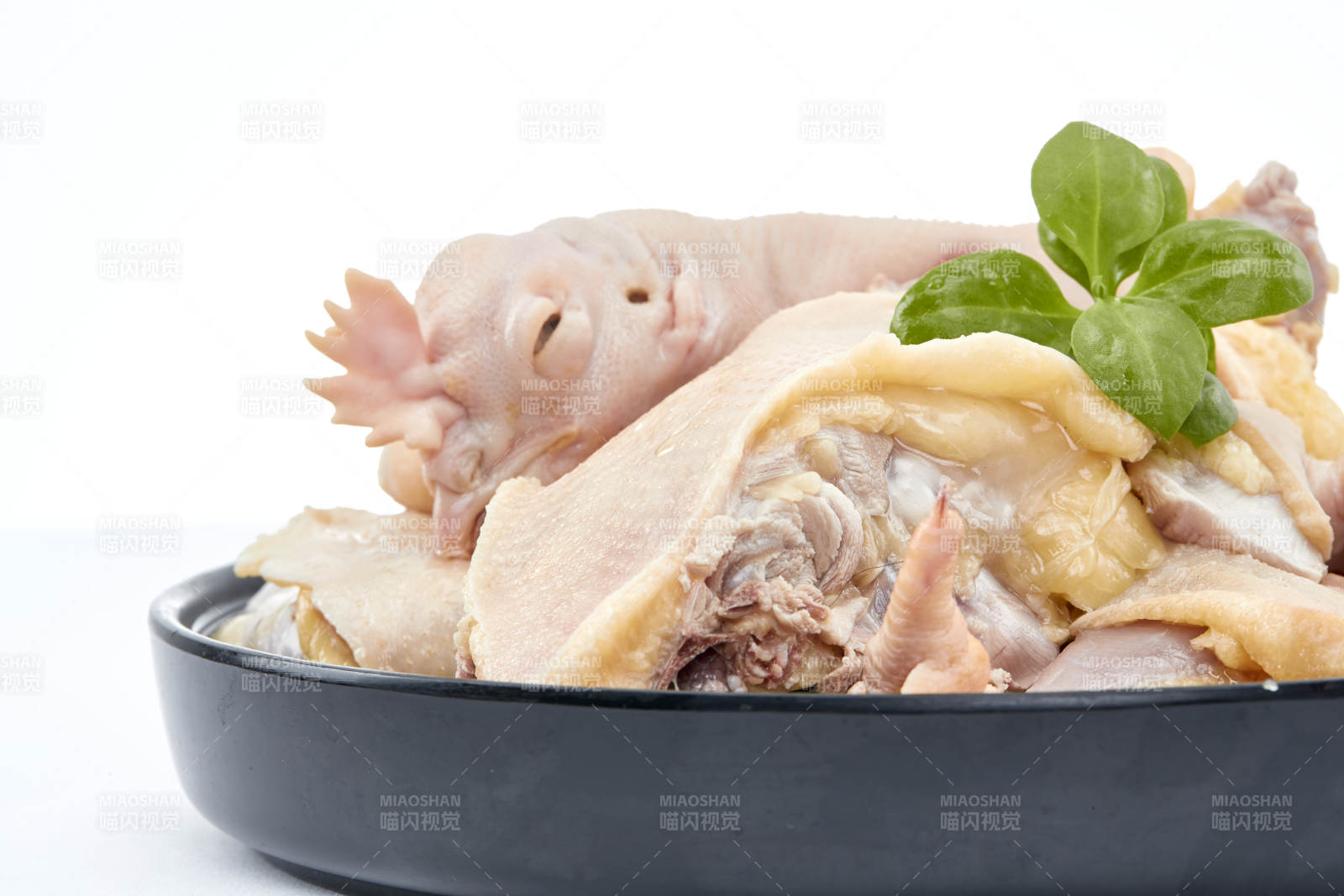 摆放在白色背景上分切好的生鲜鸡腿图片