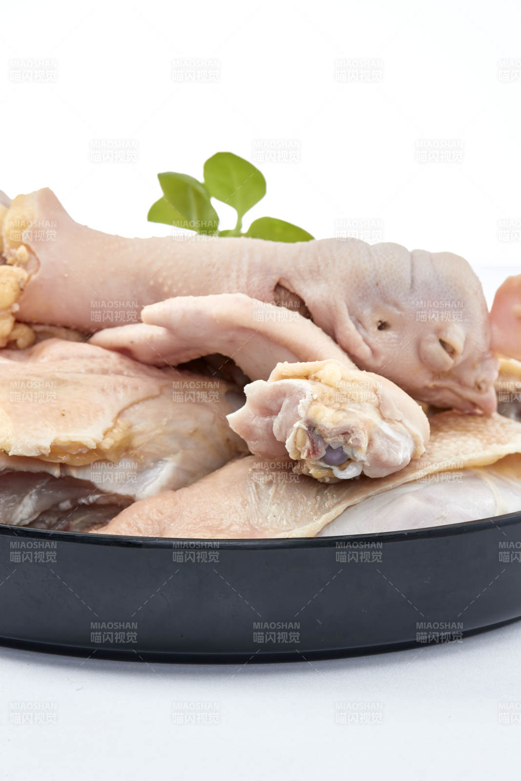 摆放在白色背景上分切好的生鲜鸡腿图片
