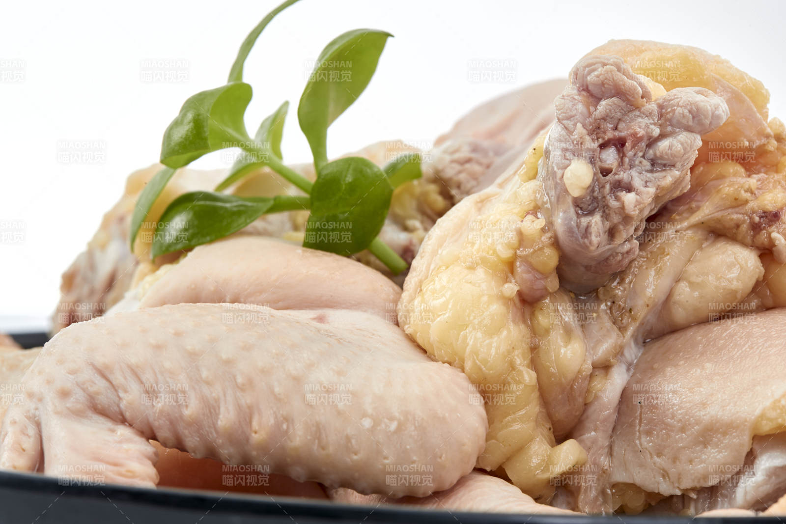 摆放在白色背景上分切好的生鲜鸡腿图片