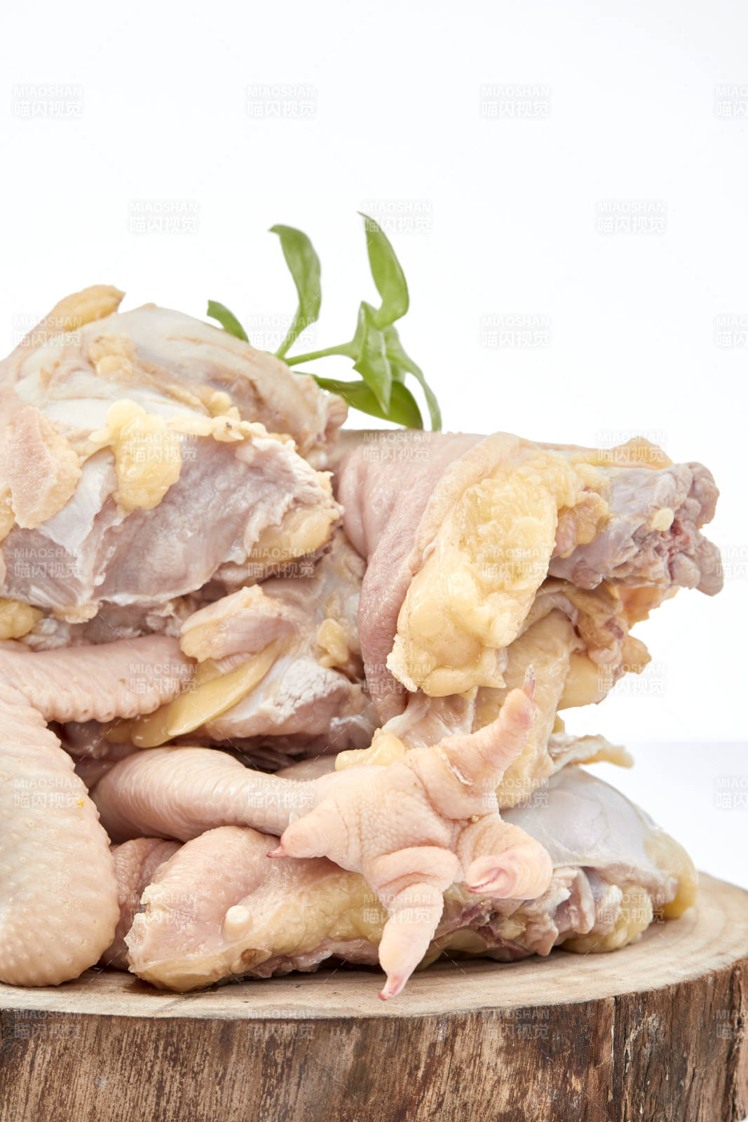 摆放在白色背景上分切好的生鲜鸡腿图片