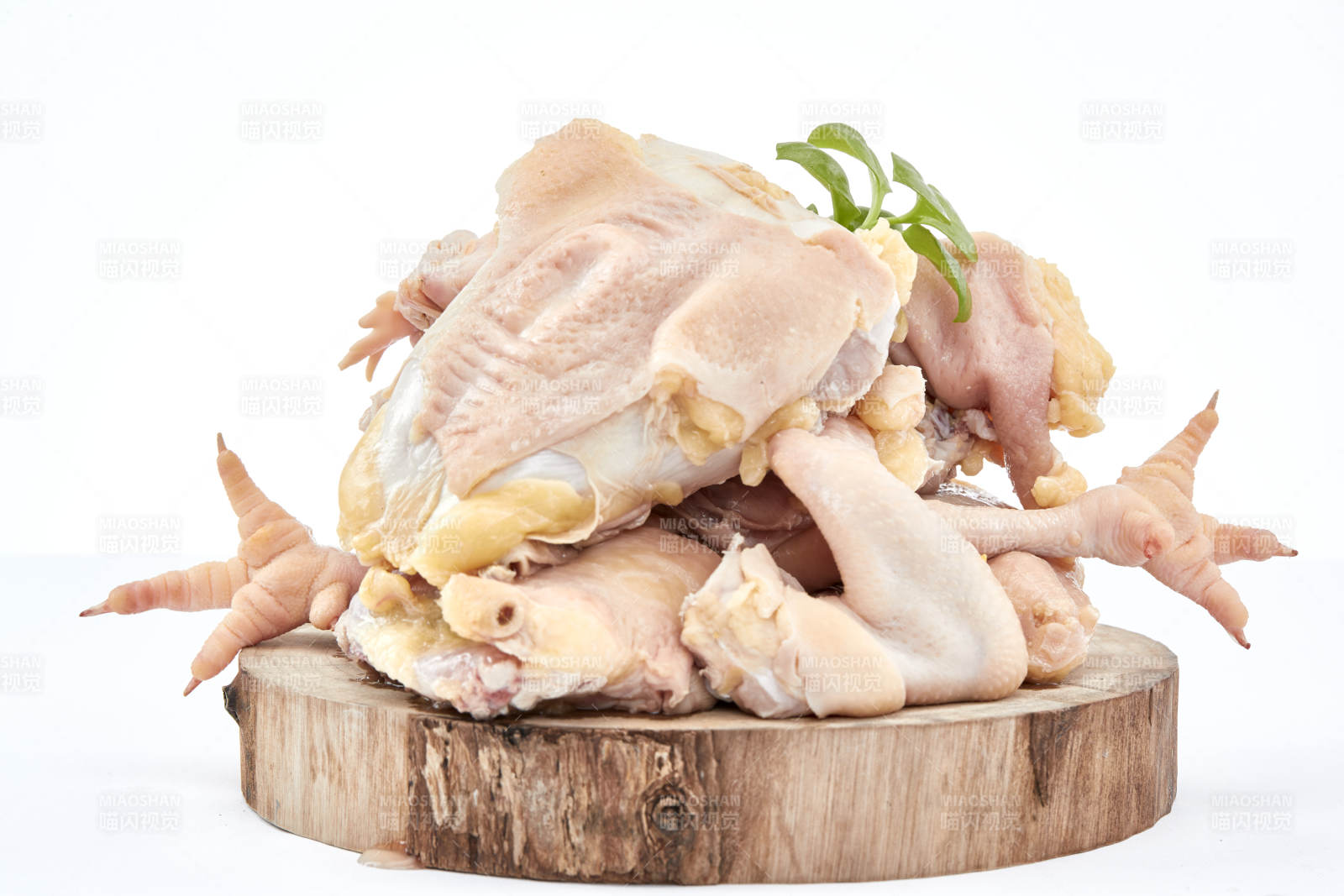 摆放在白色背景上分切好的生鲜鸡腿图片