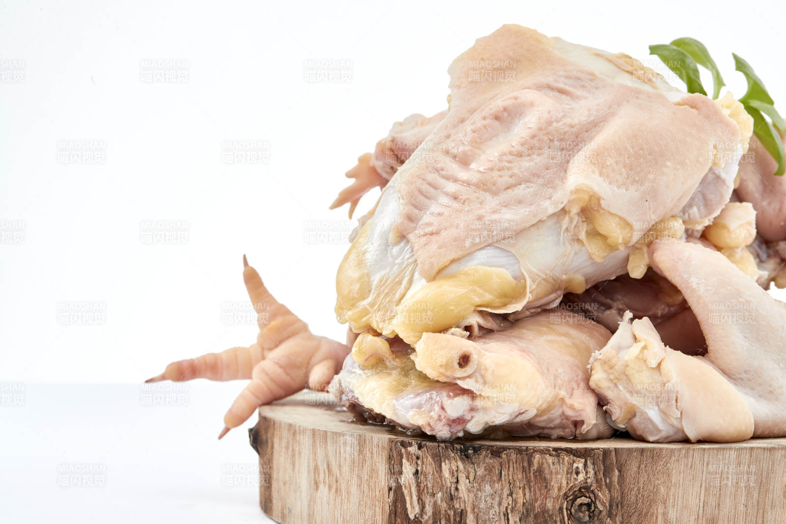 摆放在白色背景上分切好的生鲜鸡腿图片