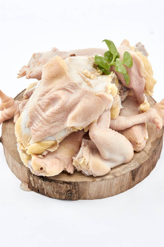 摆放在白色背景上分切好的生鲜鸡腿图片