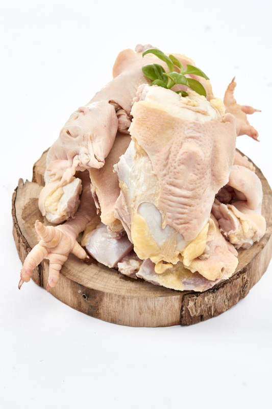 摆放在白色背景上分切好的生鲜鸡腿图片