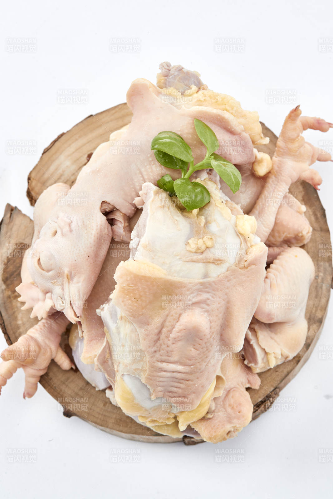 摆放在白色背景上分切好的生鲜鸡腿图片