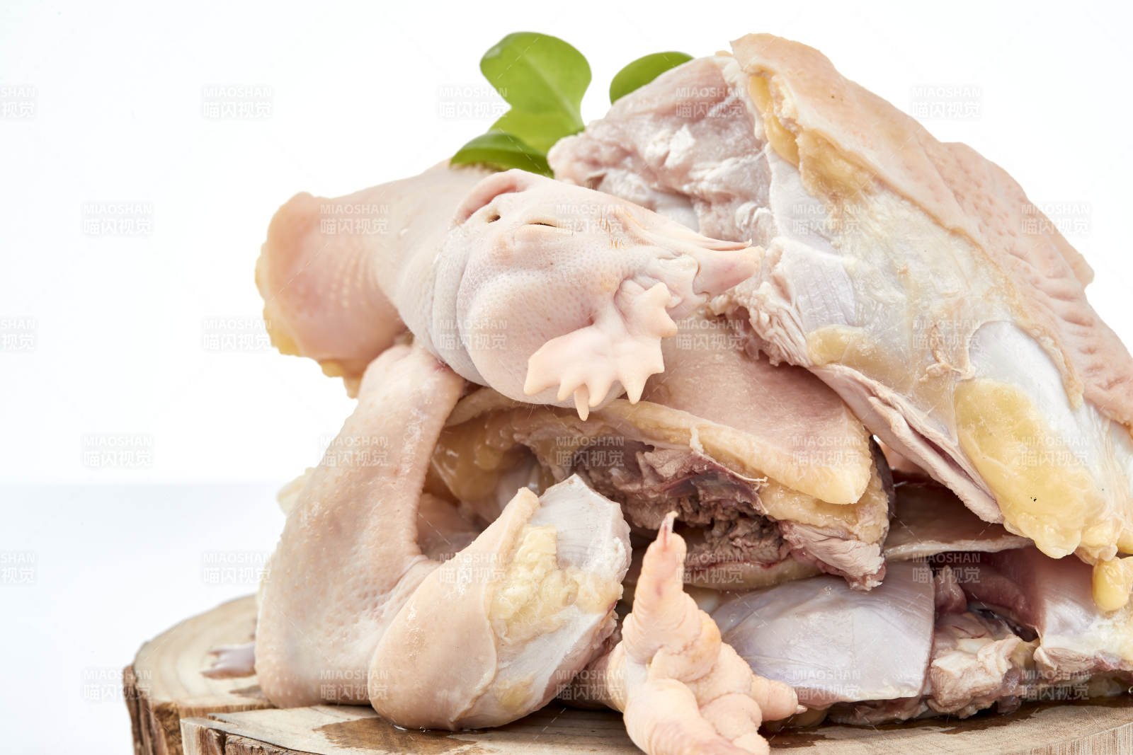 摆放在白色背景上分切好的生鲜鸡腿图片