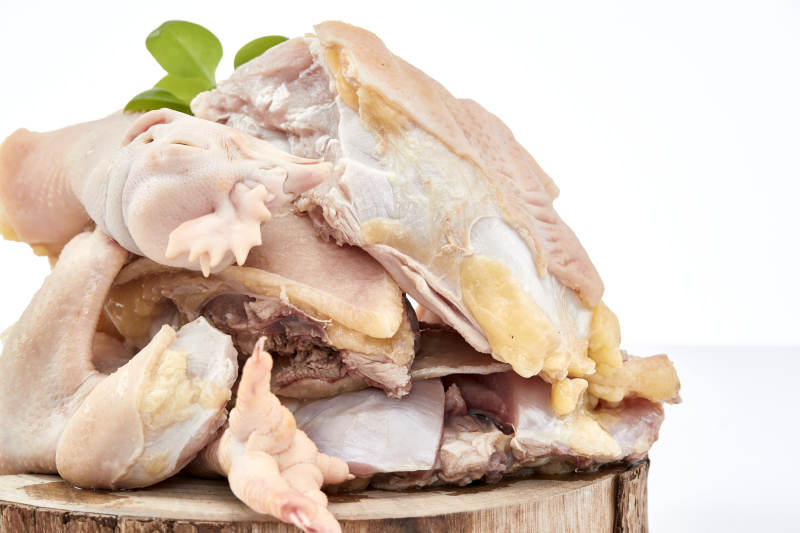 摆放在白色背景上分切好的生鲜鸡腿图片