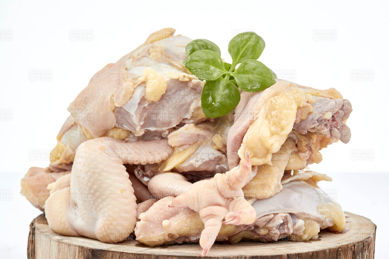 摆放在白色背景上分切好的生鲜鸡腿图片