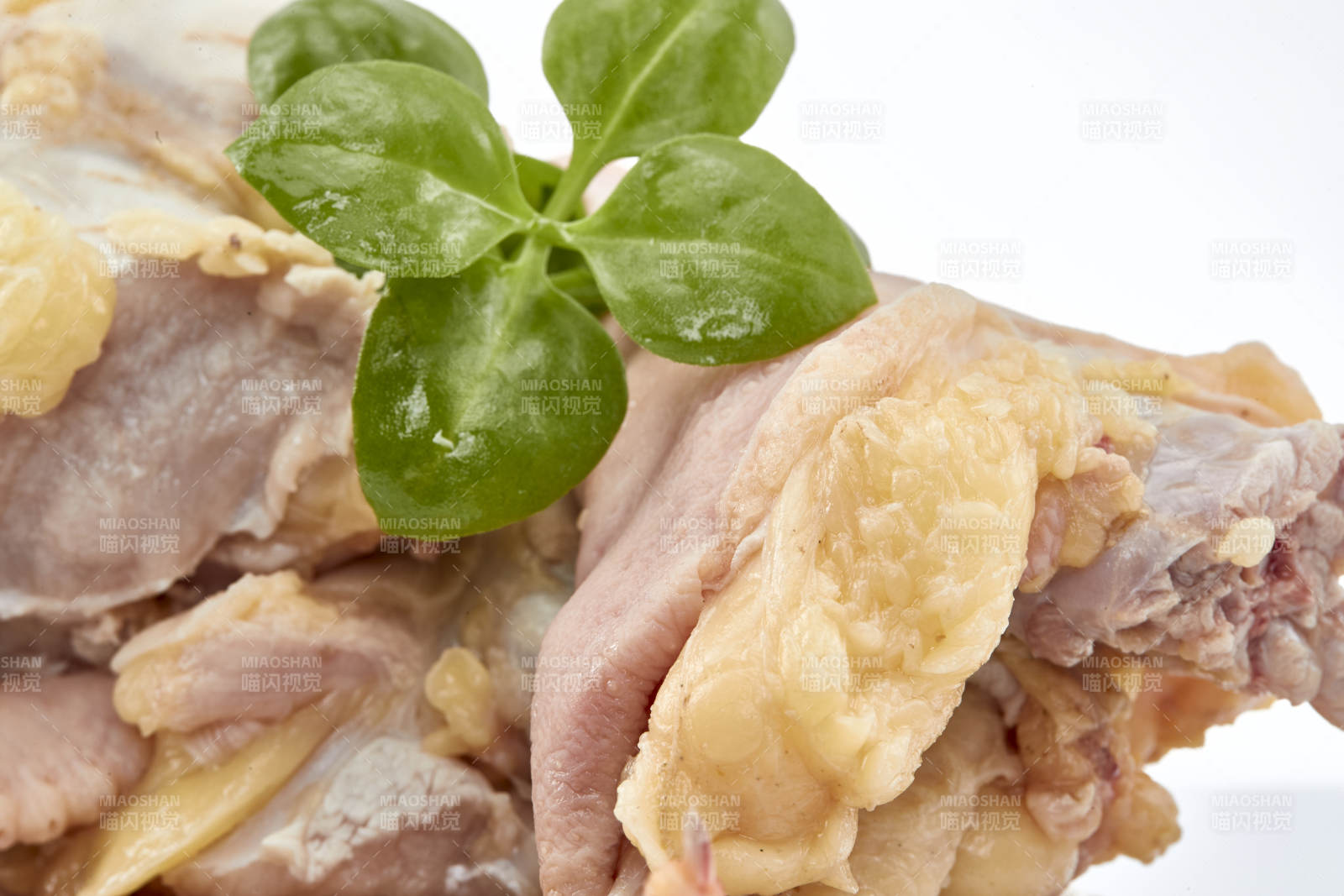 摆放在白色背景上分切好的生鲜鸡腿图片