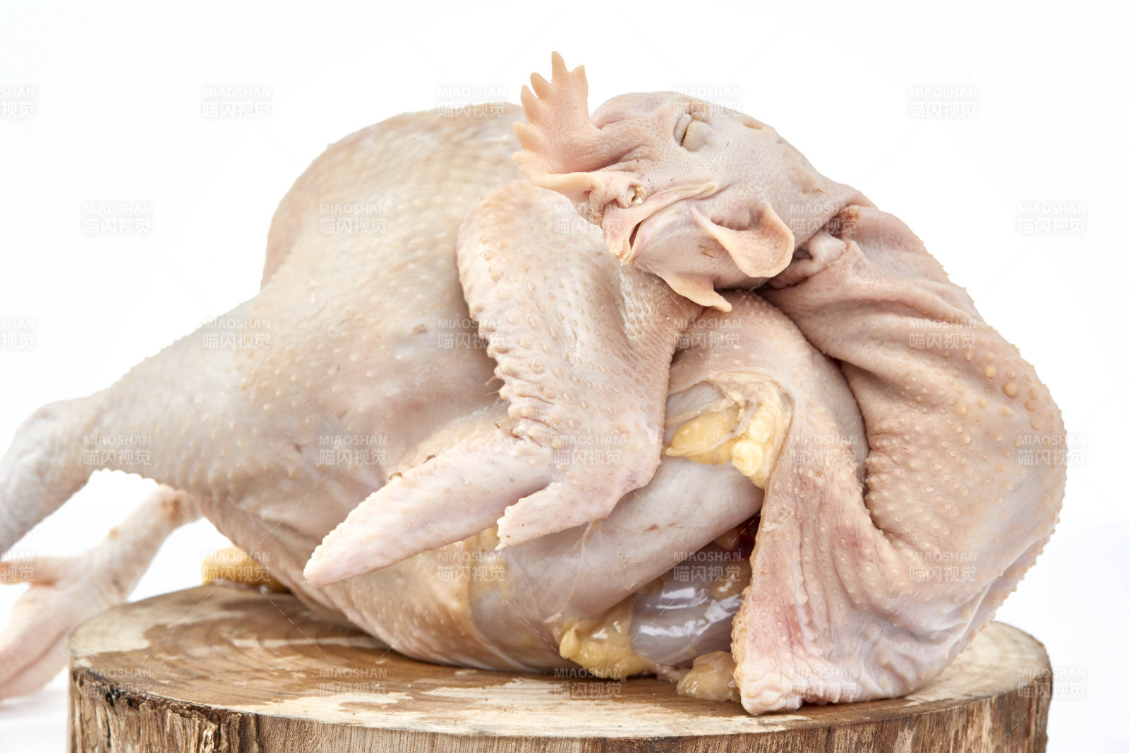摆放在白色背景上的生鲜鸡肉整鸡图片