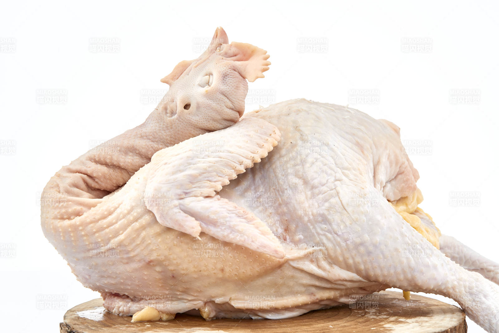 摆放在白色背景上的生鲜鸡肉整鸡图片