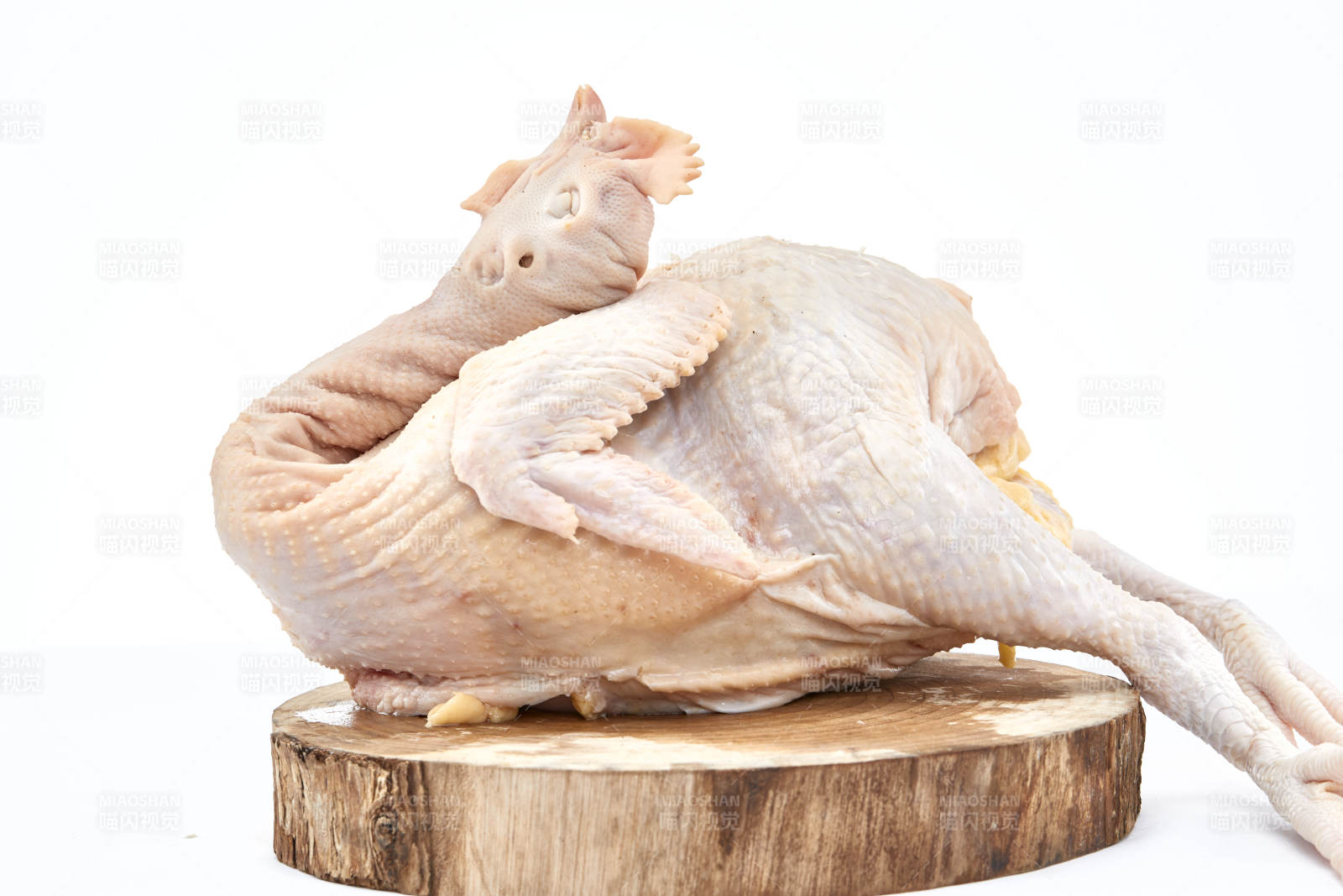 摆放在白色背景上的生鲜鸡肉整鸡图片