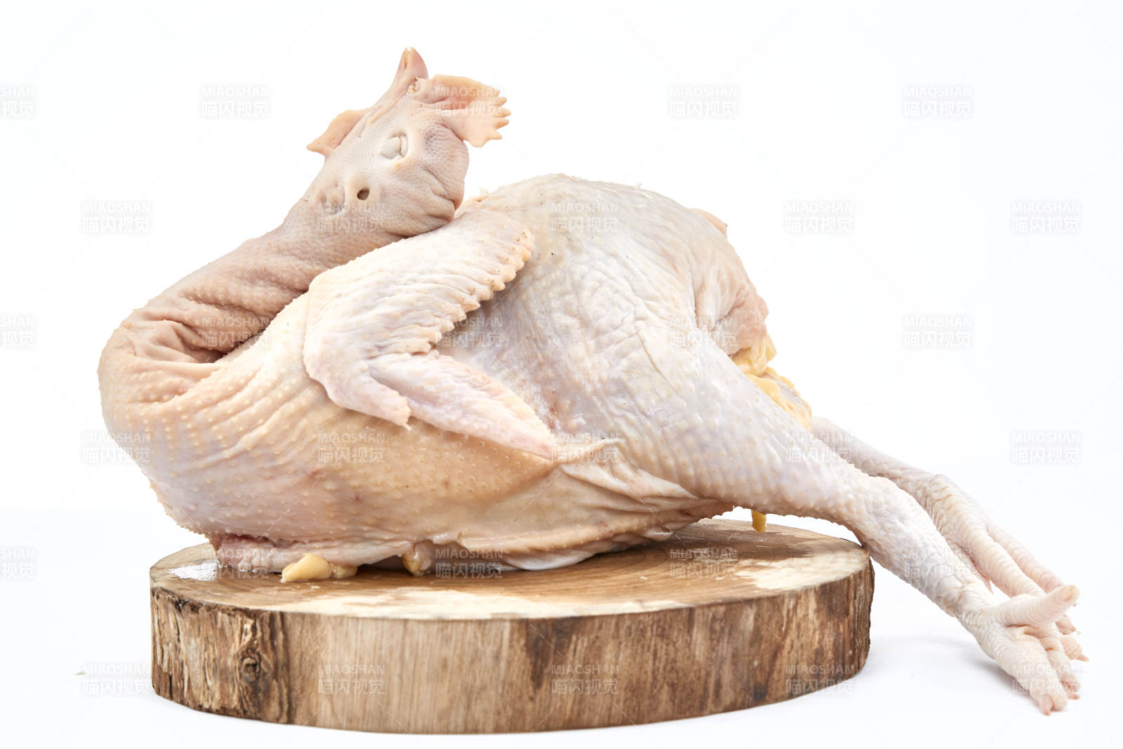摆放在白色背景上的生鲜鸡肉整鸡图片