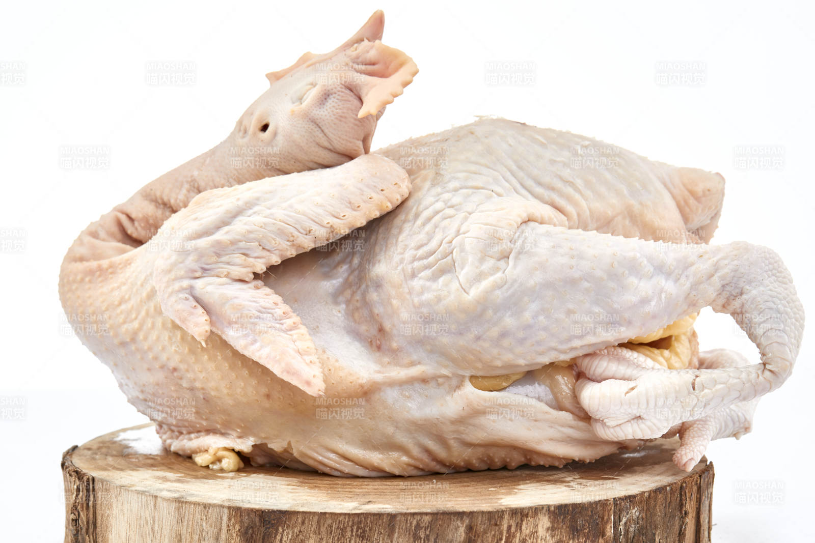 摆放在白色背景上的生鲜鸡肉整鸡图片