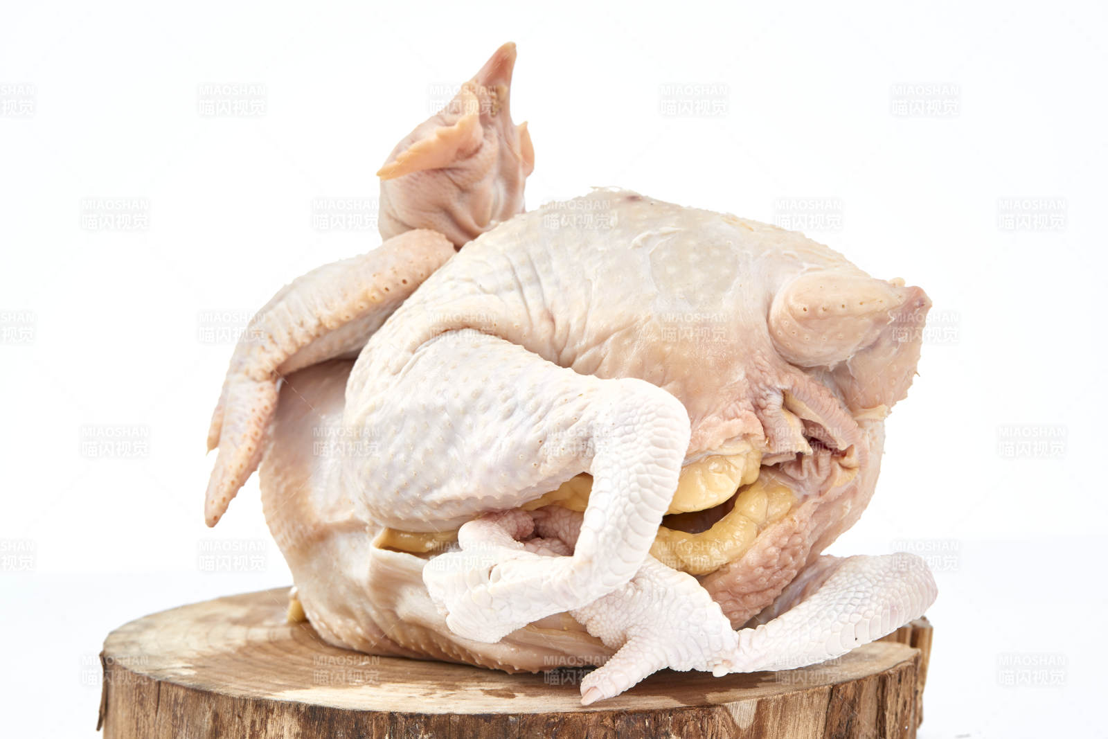 摆放在白色背景上的生鲜鸡肉整鸡图片