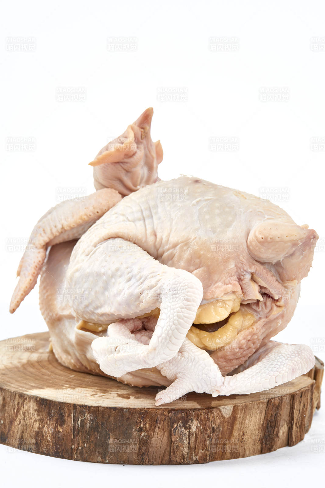 摆放在白色背景上的生鲜鸡肉整鸡图片