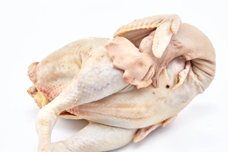 摆放在白色背景上的生鲜鸡肉整鸡图片