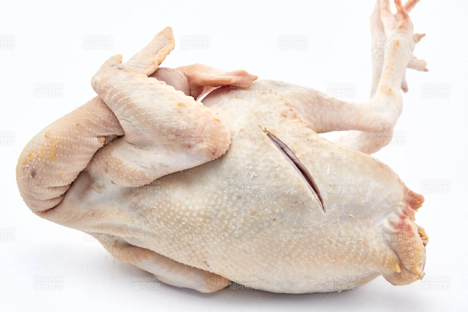 摆放在白色背景上的生鲜鸡肉整鸡图片