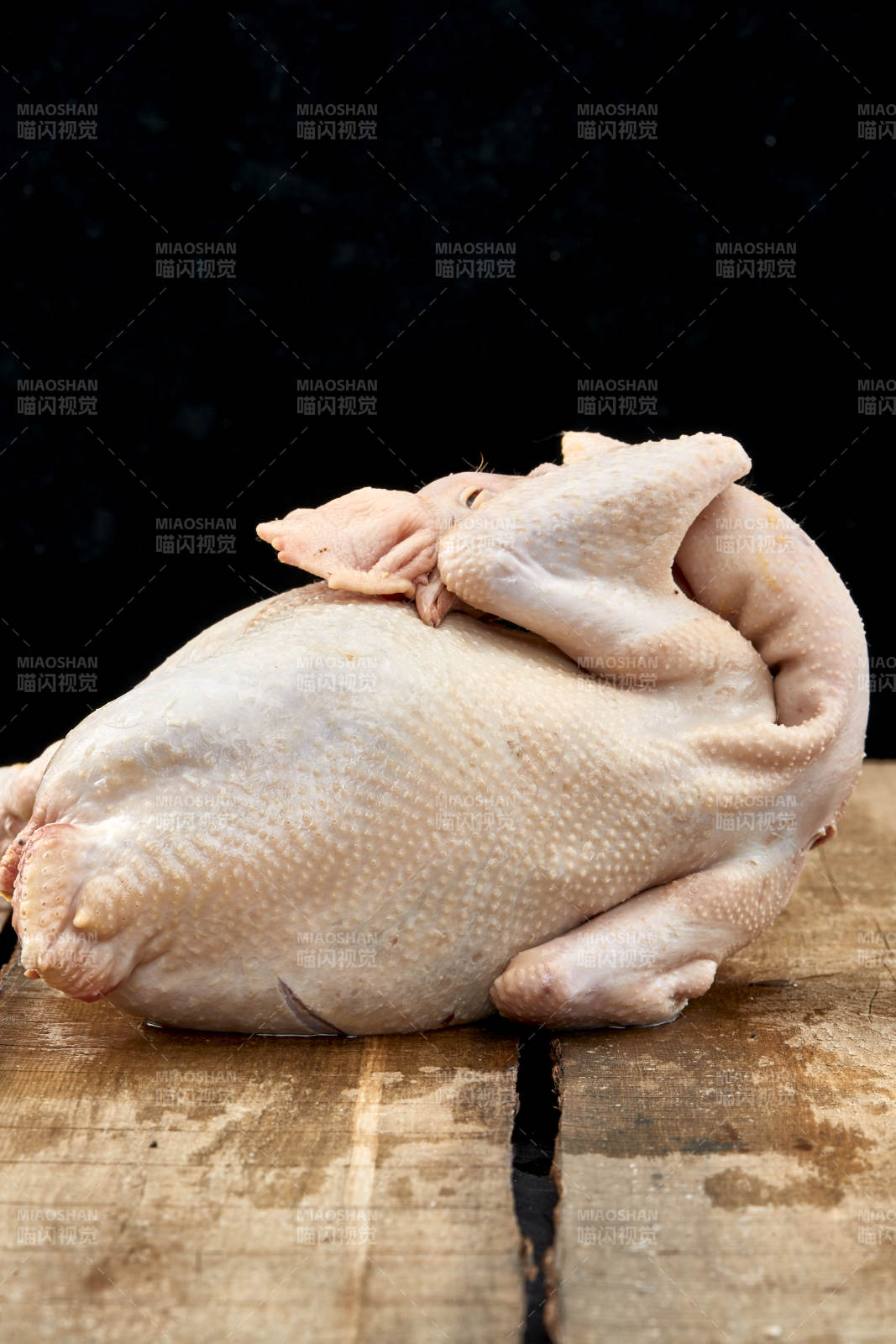 摆放在白色背景上的生鲜鸡肉整鸡图片