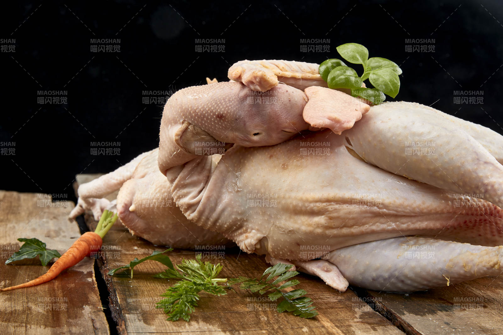 摆放在白色背景上的生鲜鸡肉整鸡图片