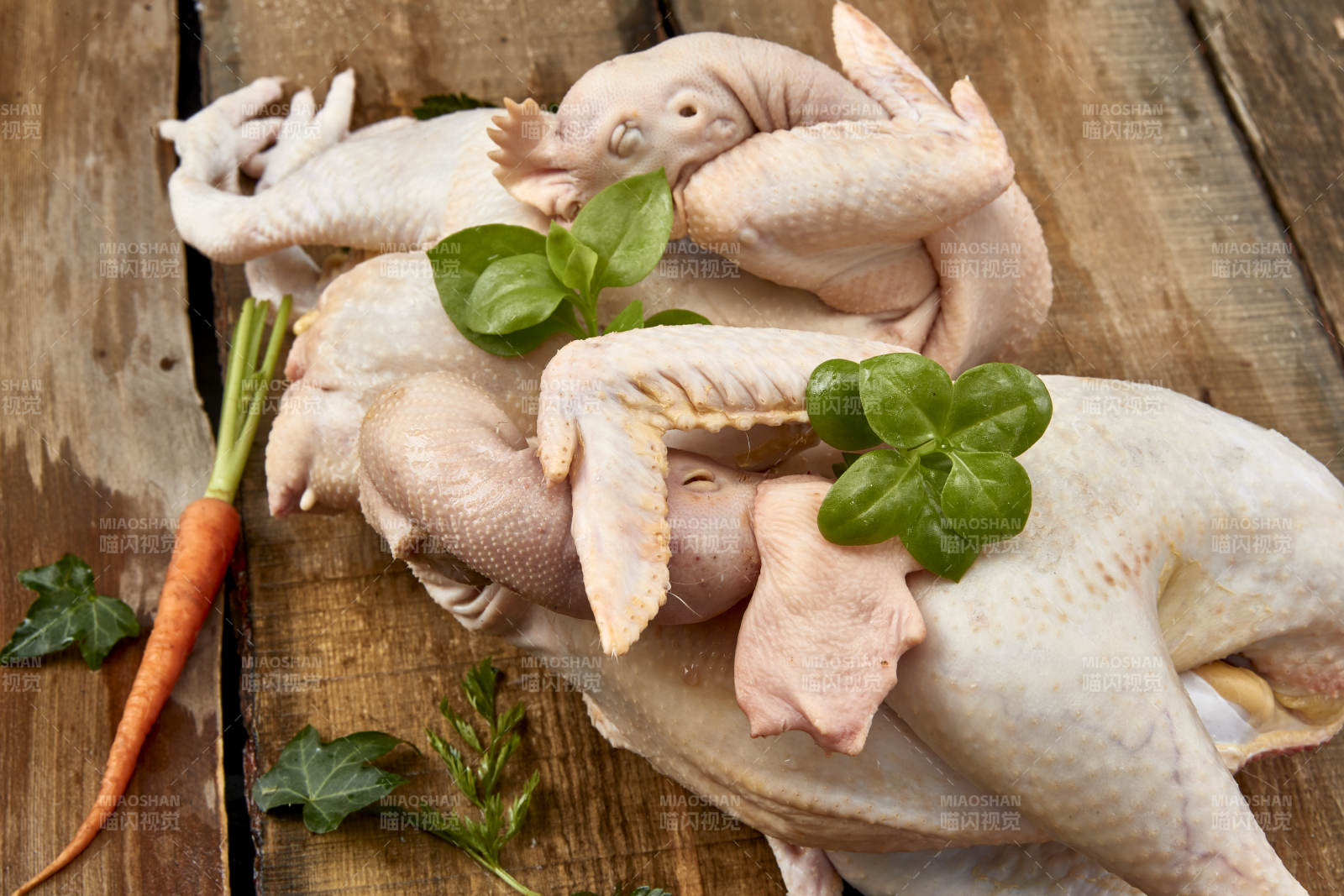 摆放在白色背景上的生鲜鸡肉整鸡图片