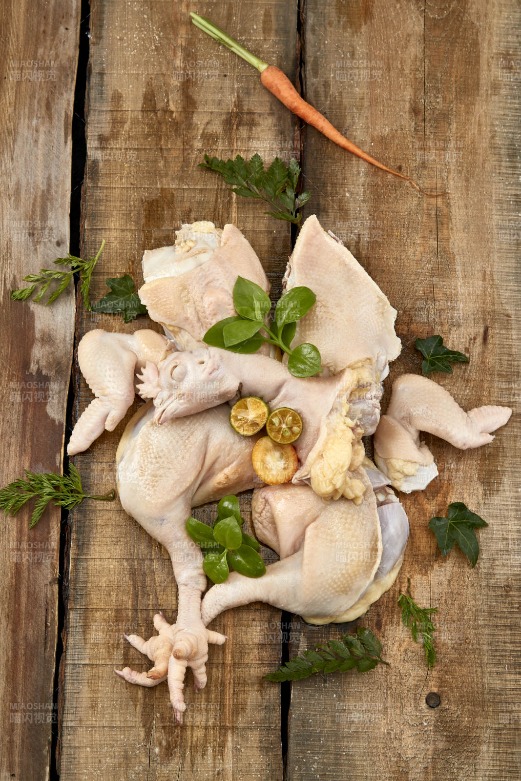 摆放在木板上的分切好的生鲜鸡肉图片