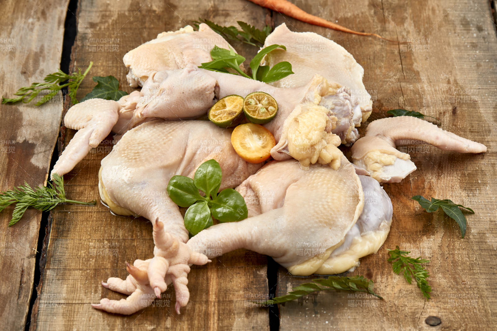 摆放在木板上的分切好的生鲜鸡肉图片