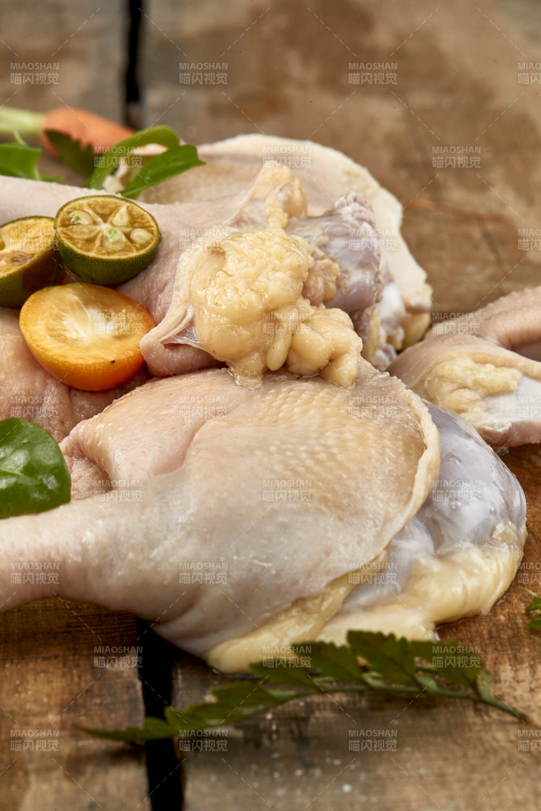 摆放在木板上的分切好的生鲜鸡肉图片
