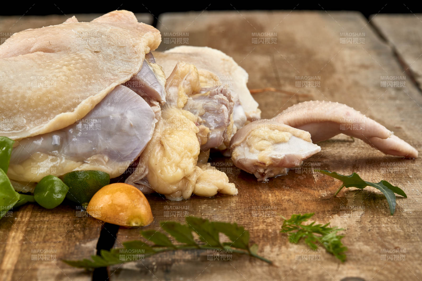 摆放在木板上的分切好的生鲜鸡肉图片