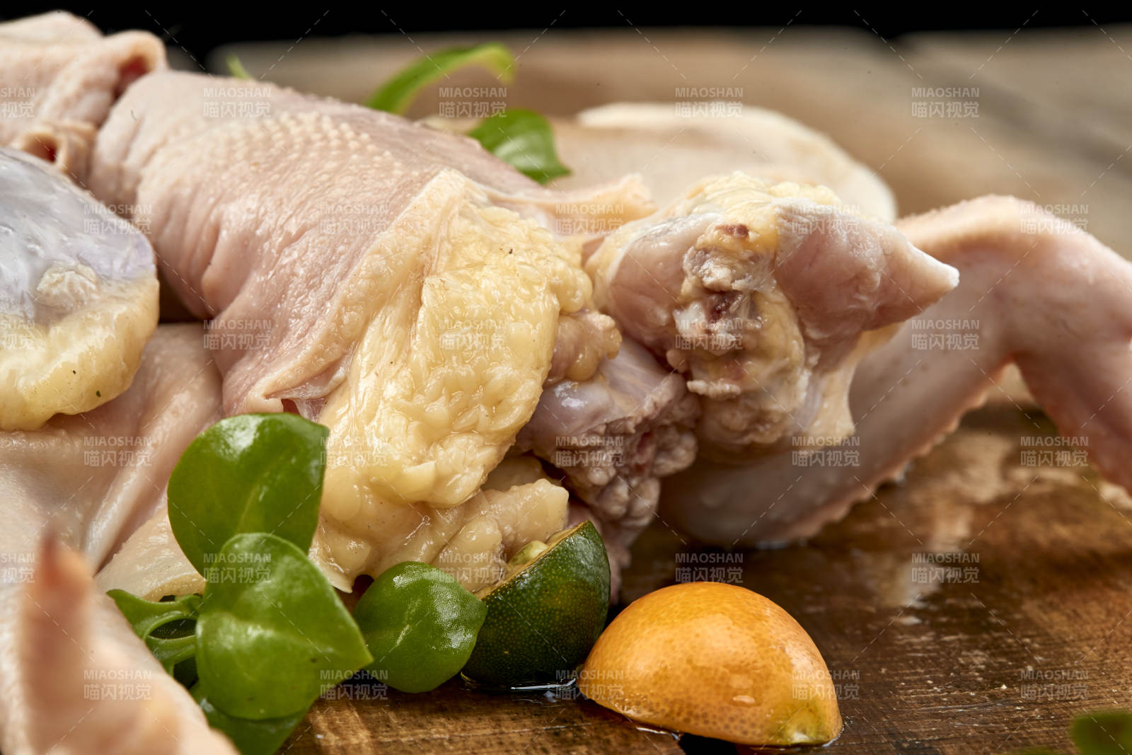 摆放在木板上的分切好的生鲜鸡肉图片