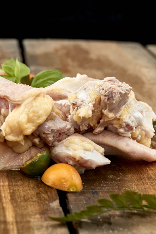 摆放在木板上的分切好的生鲜鸡肉图片