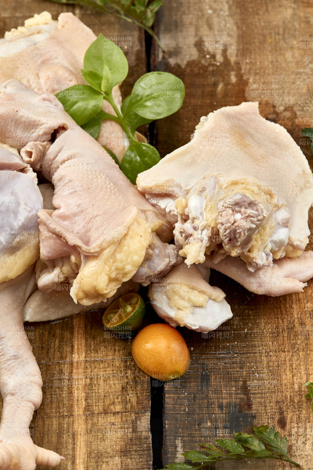 摆放在木板上的分切好的生鲜鸡肉图片