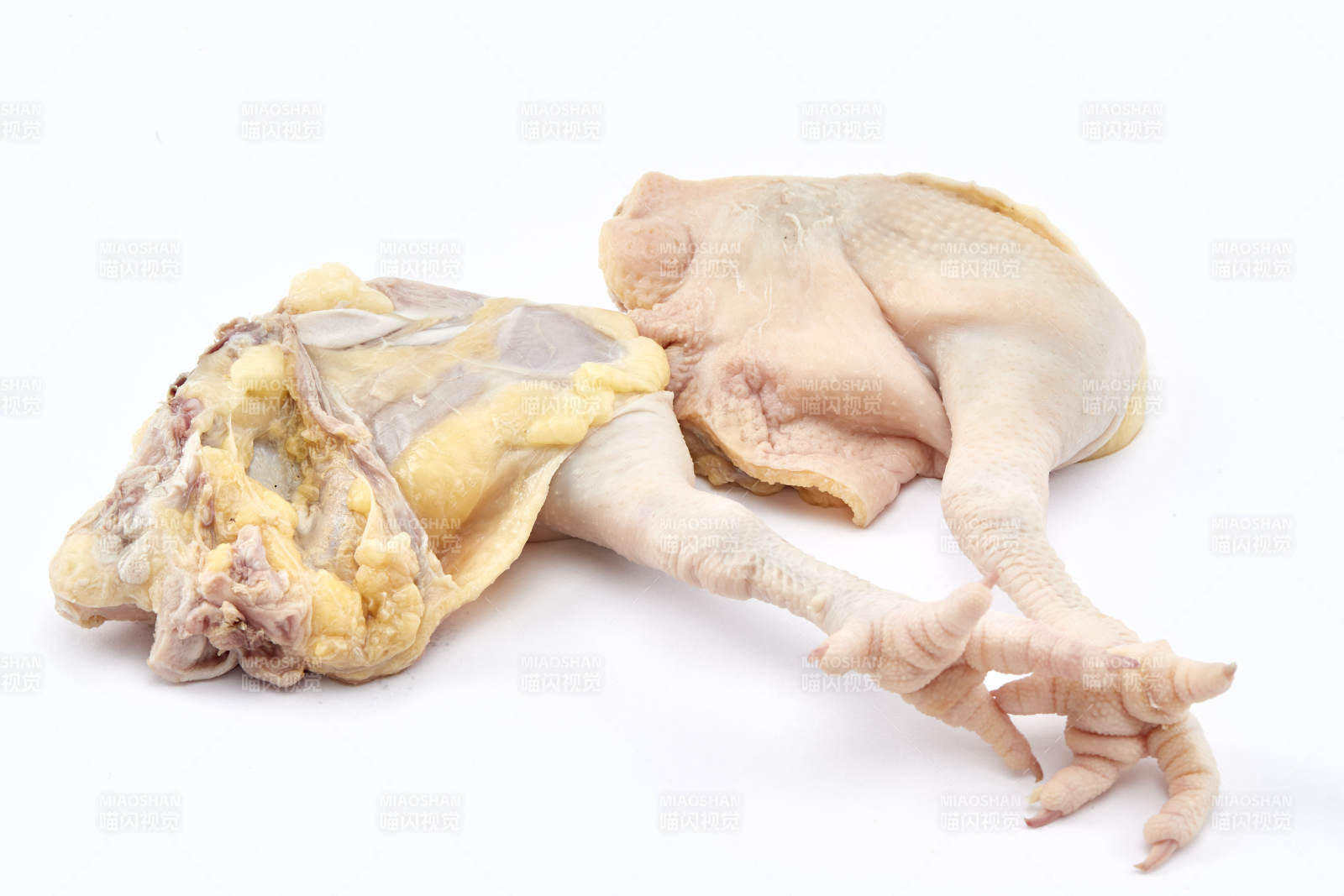 摆放在白色背景上分切好的生鲜鸡腿图片