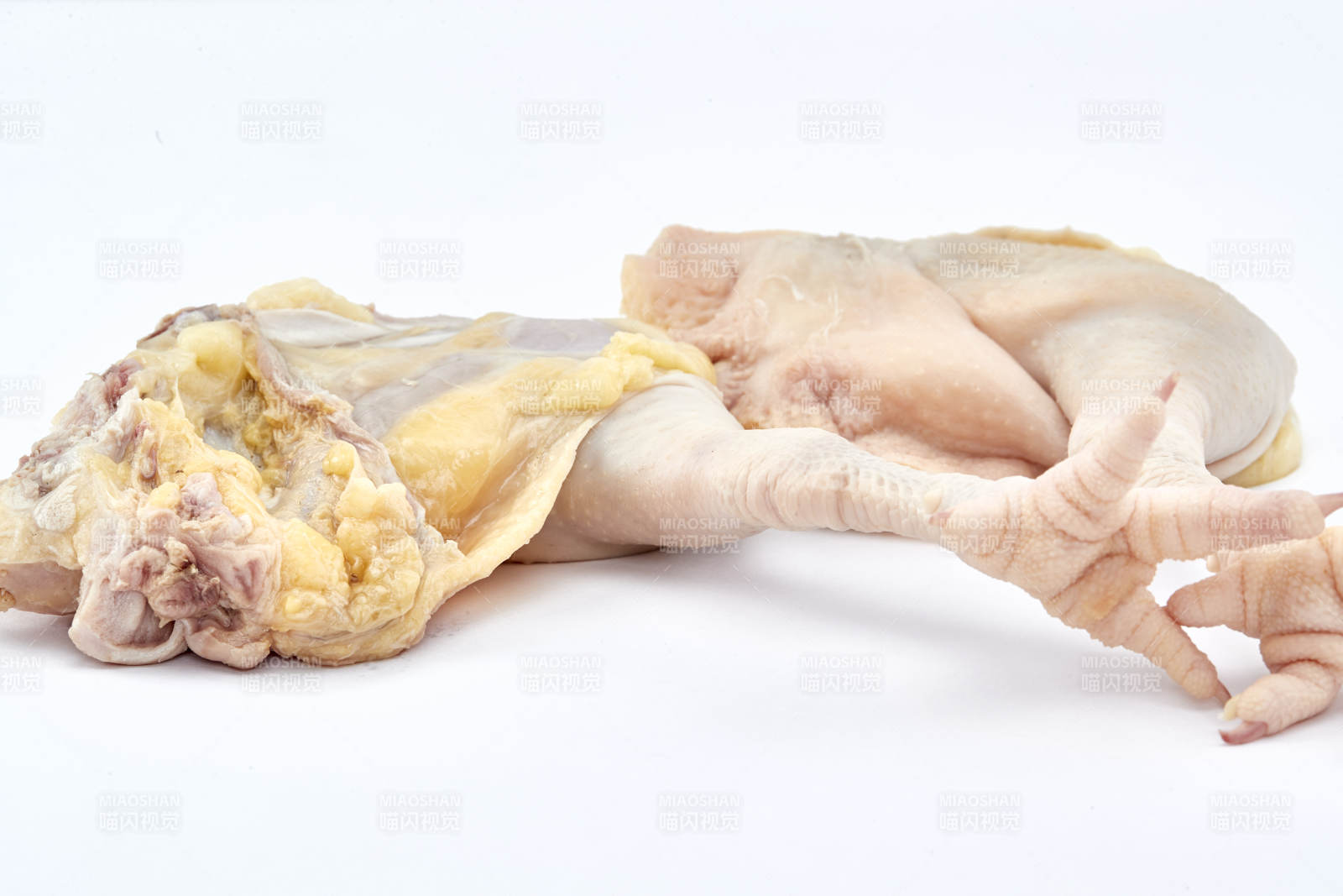 摆放在白色背景上分切好的生鲜鸡腿图片