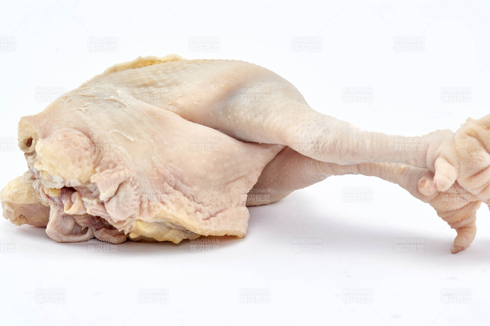 摆放在白色背景上分切好的生鲜鸡腿图片