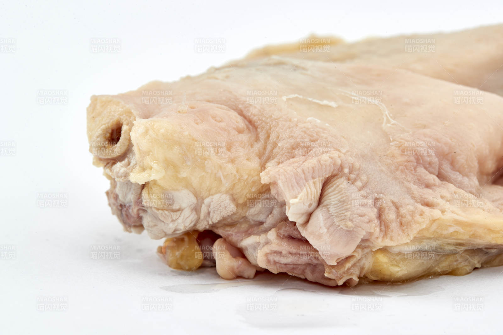 摆放在白色背景上分切好的生鲜鸡腿图片